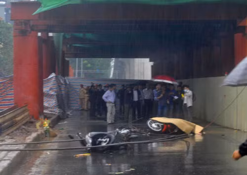 6. Chết vì bị hàng tấn sắt đè lên người Sáng ngày 6/11/2014, tại đường Nguyễn Trãi (Thanh Xuân, Hà Nội), đoạn đối diện Học viện Y dược cổ truyền Việt Nam, chiếc cần cẩu phục vụ xây dựng tuyến đường sắt trên cao Hà Đông – Cát Linh bất ngờ đứt cáp khiến anh Nguyễn Như Ngọc, học viên Học viện An ninh đang đi xe máy bị hàng tấn sắt đè lên người và thiệt mạng tại chỗ, nhiều người khác bị thương phải đi cấp cứu.