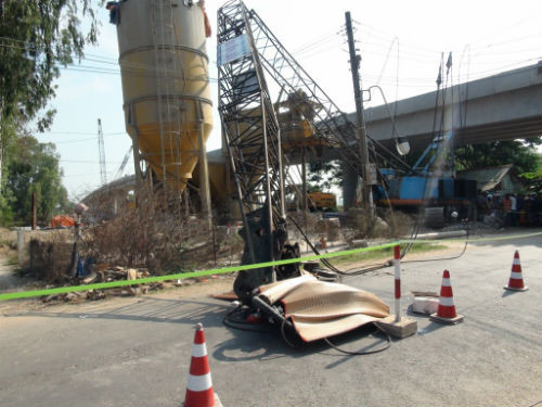 8. Cần cẩu đổ sập giữa đường, 3 mẹ con chết thảm Vào sáng 5/5/2015, trên tuyến đường tỉnh 842, tại khu vực phường An Lộc, thị xã Hồng Ngự, tỉnh Đồng Tháp, xe cần cẩu do Nguyễn Thái Huỳnh điều khiển trong khu vực thi công cầu Hồng Ngự 2 bất ngờ đổ sập xuống đường, đè lên 3 mẹ con chị Cao Tường Vân (SN 1984) đang đi xe máy. Vụ tai nạn khiến 3 mẹ con chị Vân tử vong tại chỗ.