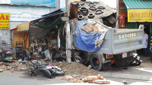 9. Xe ben đâm sập nhà ở Sài Gòn, 2 người tử vong Khoảng 9h30 ngày 21/5, chiếc xe tải (BKS: 54T-0996) chở cát do tài xế Hồ Văn Trực (SN 1989, quê Bạc Liêu) điều khiển, khi xuống dốc cầu Nhị Thiên Đường (P.12, quận 8, TP.HCM) đã đâm thẳng vào tiệm sửa xe số 555/2 Tùng Thiện Vương (P.12, Q.8). Vụ tai nạn khiến bà Bùi Thị Phước (SN 1953) và một thanh niên (chưa rõ lai lịch) tử vong.