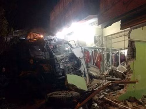 7. Đi bộ trên vỉa hè, một phụ nữ bị xe tải đâm chết Khoảng 20h40 ngày 16/11/2014, tại Quốc lộ 3, đoạn qua địa bàn tổ 9, phường Phú Xá, thành phố Thái Nguyên, xe tải mang BKS: 20C – 009.98 do lái xe Vũ Văn Cường (SN 1982) điều khiển đã đâm vào đuôi xe tải mang BKS: 20L – 9685 đang đỗ sát mép đường. Cú đâm mạnh khiến xe tải 20L – 9685 lao lên vỉa hè, đâm trúng một phụ nữ đang đi bộ khiến nạn nhân tử vong tại chỗ.