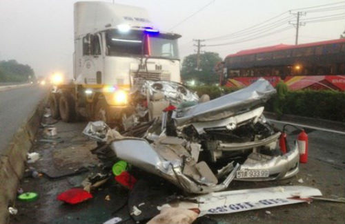 10. Đi bộ trên vỉa hè, một phụ nữ bị xe tải đâm chết Vào lúc 04h00 phút ngày 31/5/2015 tại ngã ba khu công công nghiệp Linh Trung, quận Thủ Đức, TP. HCM, xe ô tô 7 chỗ BKS 51A – 933.99 đang dừng chờ đèn đỏ tại nút giao thông trên thì bị chiếc xe container BKS 51C – 181.44 chạy với tốc độ rất nhanh từ phía sau lao tới, bất ngờ tông mạnh vào đuôi xe. Hậu quả làm 5 người chết, trong đó 3 người chết tại chỗ, 2 người chết tại bệnh viện.