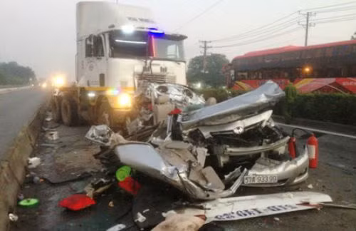 10. Đi bộ trên vỉa hè, một phụ nữ bị xe tải đâm chết Vào lúc 04h00 phút ngày 31/5/2015 tại ngã ba khu công công nghiệp Linh Trung, quận Thủ Đức, TP. HCM, xe ô tô 7 chỗ BKS 51A – 933.99 đang dừng chờ đèn đỏ tại nút giao thông trên thì bị chiếc xe container BKS 51C – 181.44 chạy với tốc độ rất nhanh từ phía sau lao tới, bất ngờ tông mạnh vào đuôi xe. Hậu quả làm 5 người chết, trong đó 3 người chết tại chỗ, 2 người chết tại bệnh viện.