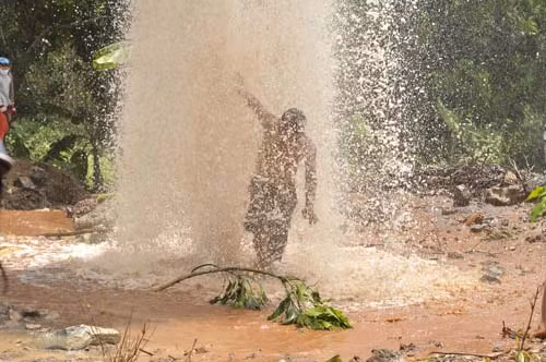 Nguoi dan do xo di xem gieng nuoc 'la' phun cao 20 met-Hinh-4