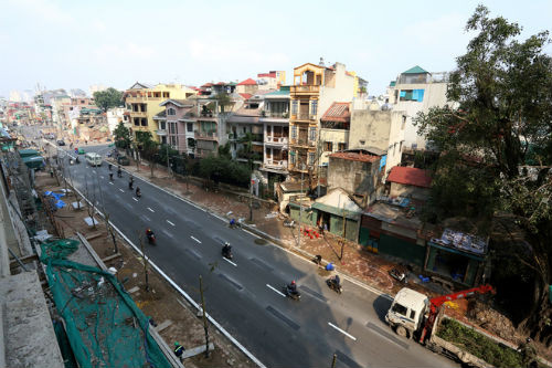 4. Đường Trần Phú kéo dài Dự án đường Trần Phú – Kim Mã (Hà Nội) có chiều dài hơn 450,8m, mặt đường 12m, hai bên hè đường 10m, có điểm đầu giao với nút Lê Trực - Trần Phú - Ông Ích Khiêm, điểm cuối giao với Kim Mã - Nguyễn Thái Học - Sơn Tây.