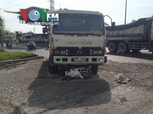 6. Người phụ nữ bị “hung thần xa lộ" nuốt vào gầm Khoảng 8h30 sáng 2/6, khi đang rẽ phải ở trạm thu phí xa lộ Hà Nội, đoạn qua khu vực phường Trường Thọ, quận Thủ Đức, xe ben BKS: 57K – 1594 lưu thông hướng ngã tư Thủ Đức - cầu Sài Gòn bất ngờ tông trúng xe máy BKS: 59X2 – 630 chạy cùng chiều. Vụ va chạm làm chiếc xe máy cùng người phụ nữ bị cuốn vào gầm xe ben, nạn nhân được đưa vào bệnh viện trong tình trạng đa chấn thương.