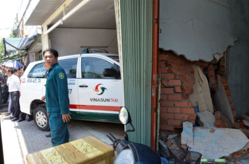 8. Taxi Vinasun húc đổ tường nhà dân, một người trọng thương Khoảng 10h45 ngày 3/6, một chiếc taxi hãng Vinasun lưu thông trên đường 1107 hướng ra Phạm Thế Hiển, đến giao lộ với đường Phạm Thế Hiện bất ngờ leo lên vỉa hè tông vào xe máy húc vào một người đàn ông rồi tiếp tục đâm sập tường 2 căn nhà 1204 và 1206. Vụ tai nạn khiến 1 người bị thương.