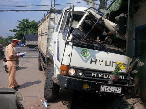 9. Xe tải va chạm ô tô 7 chỗ, 3 cha con thoát chết trong gang tấc Khoảng 9h ngày 3/6, xe tải BKS 51C-029.77 do tài xế Lèng Văn Nhân (30 tuổi, ngụ Tuyên Quang) điều khiển lưu thông trên quốc lộ 51 hướng Bà Rịa - Vũng Tàu - Đồng Nai bất ngờ va chạm với xe du lịch 7 chỗ BKS 60M-3408. Hậu quả đầu xe tải nát bét, tài xế Nhân bị thương nhẹ, 3 cha con đi trên ô tô du lịch may mắn thoát chết.