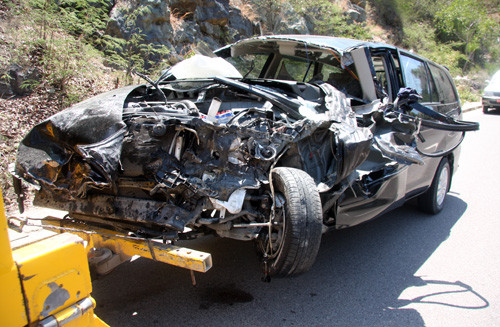 11. Ôtô chở người nước ngoài lao vào xe container 8h ngày 4/6, ôtô Innova chở 2 người nước ngoài chạy trên đường Phạm Văn Đồng - địa phận phường Vĩnh Hòa (Tp. Nha Trang) về huyện Vạn Ninh (Khánh Hòa) bất ngờ lao sang đường ngược chiều, đâm vào xe đầu kéo do Phạm Văn Hào (43 tuổi, học viên Trường trung cấp Kỹ thuật Miền Trung) cầm lái. Tai nạ làm tài xế và 2 người ngoại quốc kẹt trong cabin còn ông Chen Hui Ling (49 tuổi, quốc tịch Đài Loan) đã tử vong.