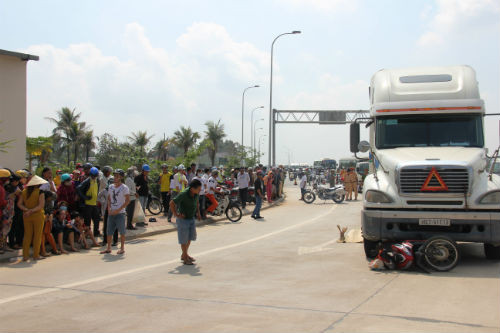 12. Bé gái khóc thét chứng kiến mẹ bị xe đầu kéo cán chết Khoảng 8h30 ngày 4/6, trên nhánh rẽ ra đường Mai chí Thọ (thuộc đường dẫn đường cao tốc TP.HCM - Long Thành - Dầu Giây) phường An Phú (quận 2, TPHCM) một phụ nữ (hơn 40 tuổi) điều khiển xe máy chở con gái 10 tuổi bất ngờ va chạm với xe đầu kéo container BKS 50LD-011.13 chạy cùng chiều. Tai nạn làm người mẹ bị tử vong tại chỗ, riêng cháu bé bị thương nặng.