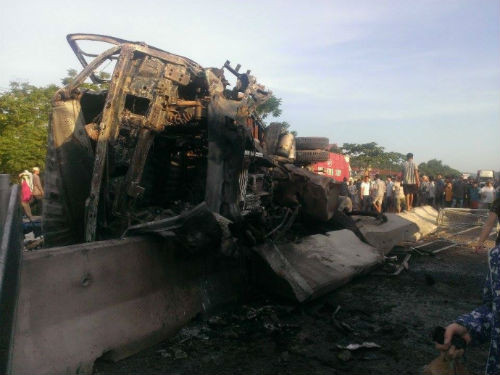 14. Tai nạn liên hoàn: xe tải bốc cháy, 4 người thương vong Khoảng 16h ngày 4/6 trên QL 1A đoạn chạy qua địa bàn xã Tân Dân, huyện Tĩnh Gia, Thanh, 2 xe tải lưu thông cùng chiều đang tìm cách vượt nhau thì bất ngờ bị va chạm. Xe tải BKS 37C - 13190 va vào hai phụ nữ đang chở củi bằng xe đạp rồi tông vào dải phân bốc cháy. Xe BKS 43C - 05313 lao vào vào xe ô tô BKS 36C - 020.20 đang đỗ bên đường khiến xe này bị đẩy về phía trước và húc thẳng vào xe công nông đậu gần đó. Vụ va chạm làm 4 người thương vong.