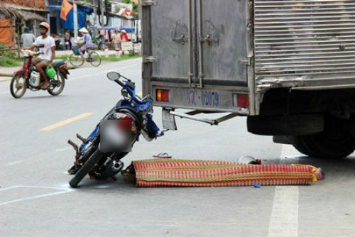 10. Xe tải va chạm xe máy, cả nhà 4 người thương vong Vào 9h20 ngày 3/6, tại địa phận ấp Đại Nghĩa Thắng (xã Đại Tâm), xe tải BKS 67C-02079 chạy hướng Sóc Trăng - Bạc Liêu bất ngờ va chạm với xe máy BKS 94M1-8184 do anh Nguyễn Văn Quang (sinh năm 1980, ở xã Vĩnh Hậu, huyện Hòa Bình, tỉnh Bạc Liêu) điều khiển chở vợ và 2 con. Vụ tai nạn làm cháu Ly (2008, con anh Quang) tử vong tại chỗ, 3 người còn lại bị thương nặng.