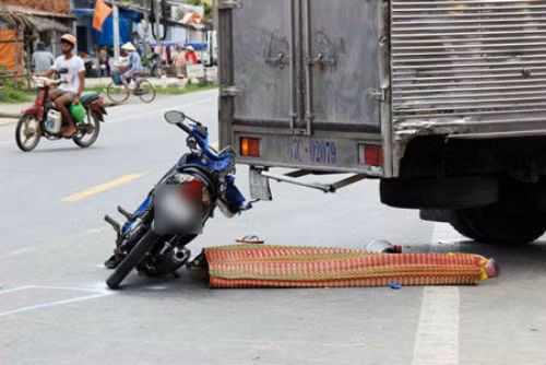 10. Xe tải va chạm xe máy, cả nhà 4 người thương vong Vào 9h20 ngày 3/6, tại địa phận ấp Đại Nghĩa Thắng (xã Đại Tâm), xe tải BKS 67C-02079 chạy hướng Sóc Trăng - Bạc Liêu bất ngờ va chạm với xe máy BKS 94M1-8184 do anh Nguyễn Văn Quang (sinh năm 1980, ở xã Vĩnh Hậu, huyện Hòa Bình, tỉnh Bạc Liêu) điều khiển chở vợ và 2 con. Vụ tai nạn làm cháu Ly (2008, con anh Quang) tử vong tại chỗ, 3 người còn lại bị thương nặng.