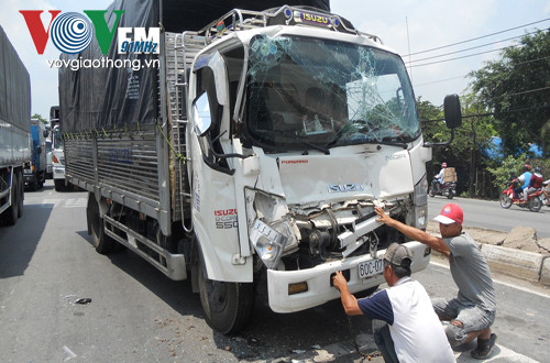 3. Tp.HCM: Mất phanh, xe tải nát đầu Khoảng 11h ngày 1/6, xe tải loại 5 tấn BKS: 60C – 073.37 lưu thông trên QL1 hướng từ quận Thủ Đức về huyện Bình Chánh, đến nút giao Chùa Khánh An bất ngờ mất phanh. Do không xử lý kịp, xe tải trên đã đâm mạnh vào đuôi xe tải khác đang dừng chờ đèn đỏ phía trước. Cú va chạm khiến cabin xe tải biến dạng, vỡ kính chắn gió, may mắn không có ai bị thương.