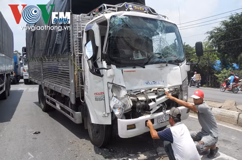 3. Tp.HCM: Mất phanh, xe tải nát đầu Khoảng 11h ngày 1/6, xe tải loại 5 tấn BKS: 60C – 073.37 lưu thông trên QL1 hướng từ quận Thủ Đức về huyện Bình Chánh, đến nút giao Chùa Khánh An bất ngờ mất phanh. Do không xử lý kịp, xe tải trên đã đâm mạnh vào đuôi xe tải khác đang dừng chờ đèn đỏ phía trước. Cú va chạm khiến cabin xe tải biến dạng, vỡ kính chắn gió, may mắn không có ai bị thương.