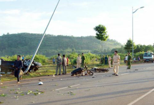 4. Tông chết cảnh sát hình sự rồi bỏ trốn Vào 23h40 đêm 2/6, trên Quốc lộ 45 đoạn qua xã Thành Hưng, huyện Thạch Thành đã xảy ra vụ tai nạn giao thông nghiêm trọng làm anh Nguyễn Đức Lương, cán bộ đội Hình sự, tử vong tại chỗ và anh Mai Chí Thành, cán bộ đội Tham mưu tổng hợp, Công an huyện Thạch Thành bị thương nặng. Sau khi gây tai nạn, tài xế xe ô tô tải hiệu Huyndai loại 5 tấn đã bỏ trốn đến ngày 4/6 thì bị bắt.