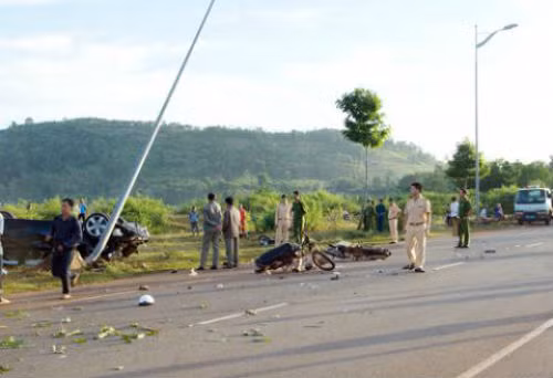 4. Tông chết cảnh sát hình sự rồi bỏ trốn Vào 23h40 đêm 2/6, trên Quốc lộ 45 đoạn qua xã Thành Hưng, huyện Thạch Thành đã xảy ra vụ tai nạn giao thông nghiêm trọng làm anh Nguyễn Đức Lương, cán bộ đội Hình sự, tử vong tại chỗ và anh Mai Chí Thành, cán bộ đội Tham mưu tổng hợp, Công an huyện Thạch Thành bị thương nặng. Sau khi gây tai nạn, tài xế xe ô tô tải hiệu Huyndai loại 5 tấn đã bỏ trốn đến ngày 4/6 thì bị bắt.