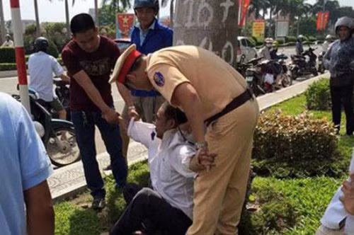 6. Bị bắt vì không MBH, bất ngờ cướp xe CSGT bỏ chạy Khoảng 9h sáng 4/6, bị tổ công tác Đội CSGT Công an TP. Vĩnh Yên làm nhiệm vụ tại khu vực gần cầu vượt Vĩnh Yên bắt vì không đội mũ bảo hiểm, người đàn ông bất ngờ lao tới xe ô tô lực lượng CSGT sử dụng ngồi bắn tốc độ nhảy lên xe, rồi nhấn ga bỏ chạy. Tuy nhiên, chiếc ô tô chạy được khoảng 10 mét thì bị lực lượng cảnh sát và người dân chặn lại.