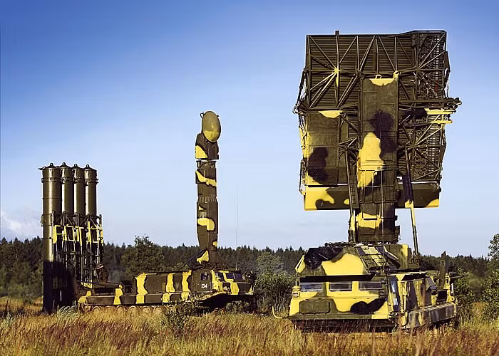 Một hệ thống tên lửa S-300VM được cấu thành từ nhiều thành phần gồm: 6 bệ phóng tự hành; một xe chỉ huy; một đài radar thám sát; một đài radar điều khiển hỏa lực và 6 xe nạp đạn cùng nhiều thành phần đảm bảo, hỗ trợ khác... Nguồn ảnh: Military-Today