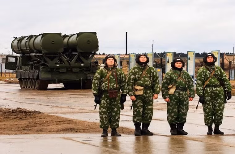 Nếu như Thổ Nhĩ Kỳ chấp thuận việc để Nga cung cấp tên lửa và công nghệ chế tạo hệ thống S-300VM, đó sẽ là cú giáng mạnh vào liên minh quân sự NATO. Bởi Thổ Nhĩ Kỳ cho tới thời điểm này vẫn là thành viên của NATO và đồng minh với Mỹ. Nguồn ảnh: Arm-expo