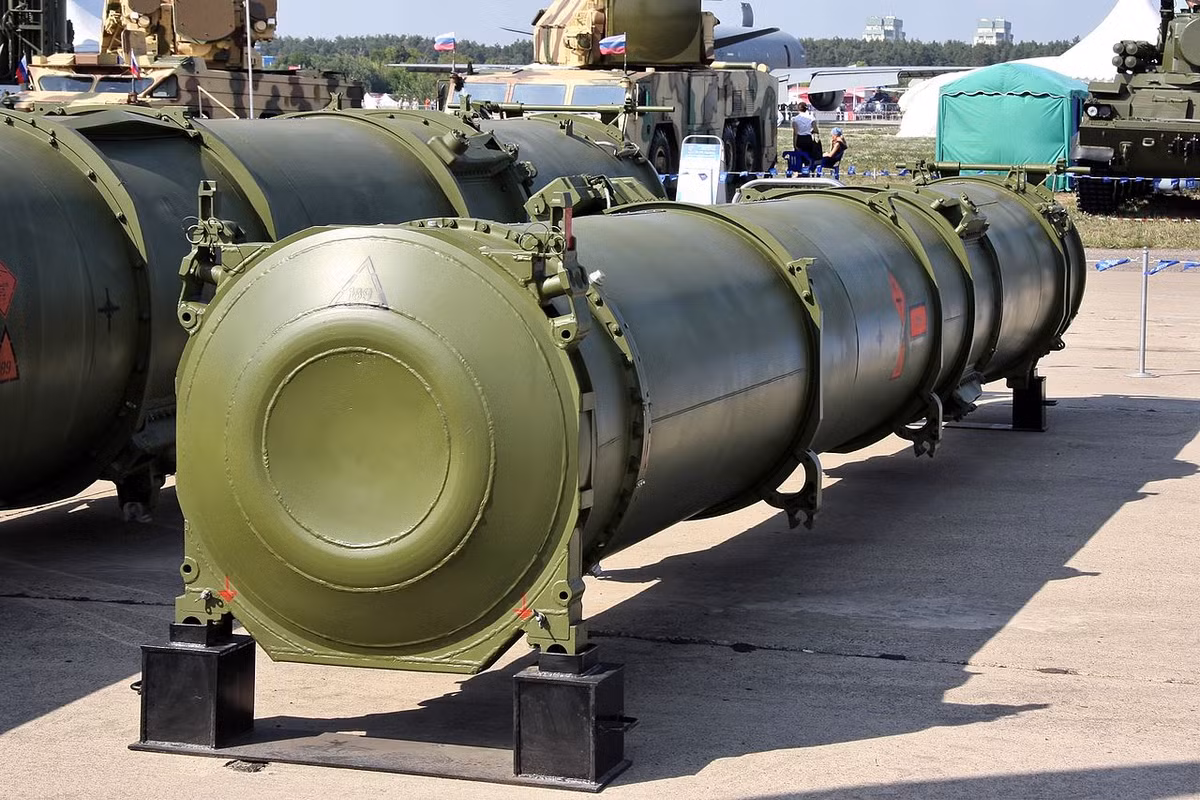 9A83M được trang bị đạn tên lửa 9M83ME sử dụng để chống máy bay, tên lửa hành trình và tên lửa đạn đạo chiến thuật tầm ngắn. Nguồn ảnh: Wiki