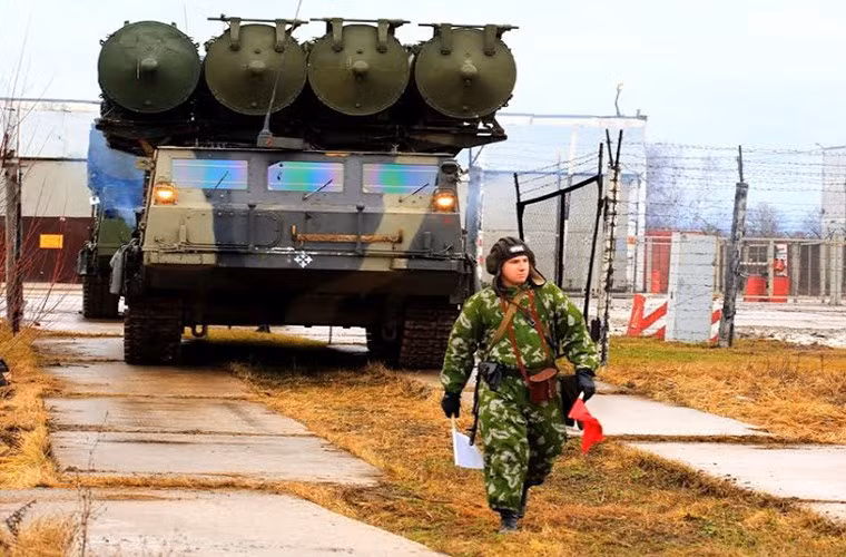 Lưu ý rằng, trước đó vào tháng 9/2013, trong gói thầu mua hệ thống phòng không-phòng thủ tên lửa, Thổ Nhĩ Kỳ đã chọn hệ thống FD-2000 của Trung Quốc. Tuy nhiên, họ đã vấp phải sức ép ghê gớm từ khối quân sự NATO. Vì thế mà rốt cuộc, nước này phải từ bỏ thương vụ FD-2000 và buộc phải lựa chọn các nhà thầu của châu Âu với hệ thống tên lửa SAM P/T Aster 30 và Patriot. Nguồn ảnh: Arm-expo