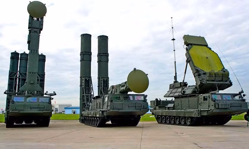S-300VM "Antey-2500" (NATO định danh là SA-23 Gladiator\Giant) là hệ thống phòng thủ tên lửa do Công ty Almaz-Antey thiết kế và sản xuất. Đây là một trong những hệ thống phòng không - phòng thủ tên lửa mạnh nhất thế giới hiện nay có khả năng đánh chặn các loại tên lửa đạn đạo tầm ngắn, tầm trung, các loại máy bay ném bom chiến lược, máy bay tiêm kích, tên lửa hành trình, vũ khí chính xác cao... Nguồn ảnh: Wiki