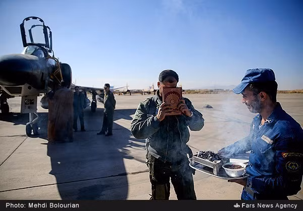 Cầu kinh trước khi lên đường tham gia tập trận. Nguồn ảnh: Fars