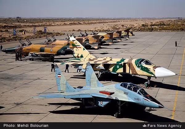 Tiêm kích đánh chặn MiG-29UB (chiếc xanh nhạt) và cường kích Su-24MK (camo vàng – xanh – nâu). Nguồn ảnh: Fars