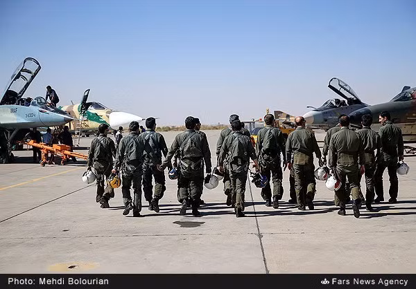 Các phi công Iran rảo bước hùng dũng tiến ra “mặt trận”. Nguồn ảnh: Fars