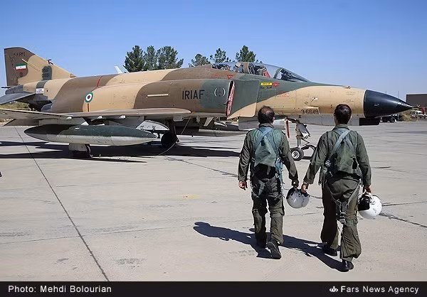 Hai phi công Iran tiến tới chiếc tiêm kích F-4E Phantom II. Nguồn ảnh: Fars