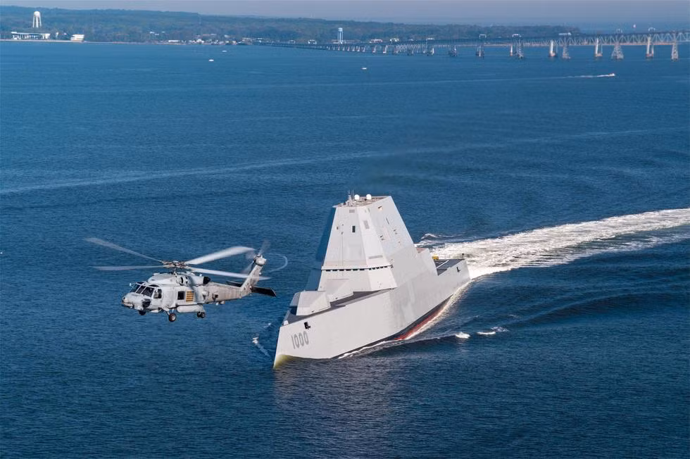Hôm 17/10, tàu khu trục DDG-1000 USS Zumwalt đã cùng lực lượng không quân hải quân tham gia nhiệm vụ chụp ảnh tại đường ra khỏi quân cảng San Diego. Nguồn ảnh: QQ