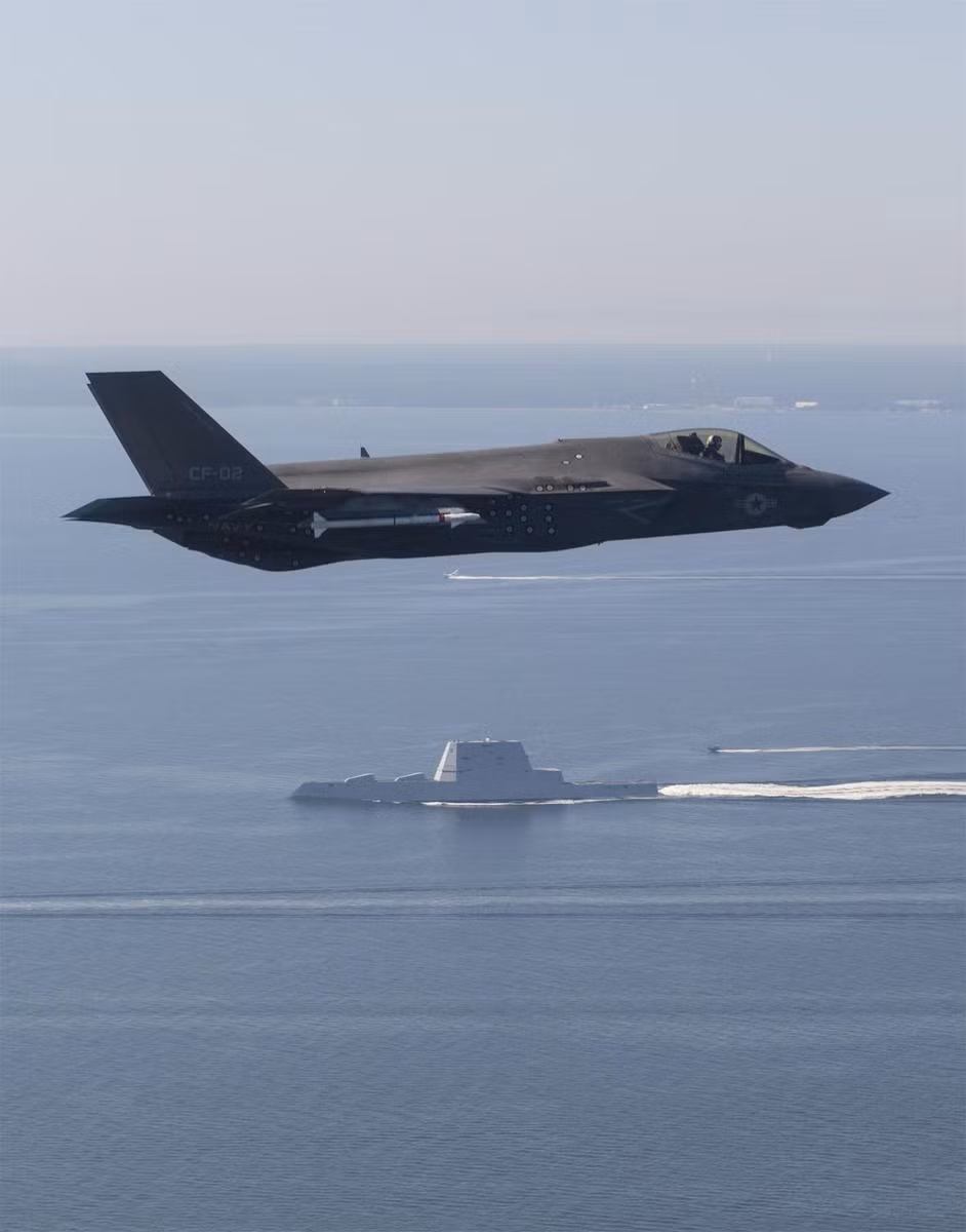 Tiêm kích tàng hình F-35C và DDG-1000. Nguồn ảnh: QQ