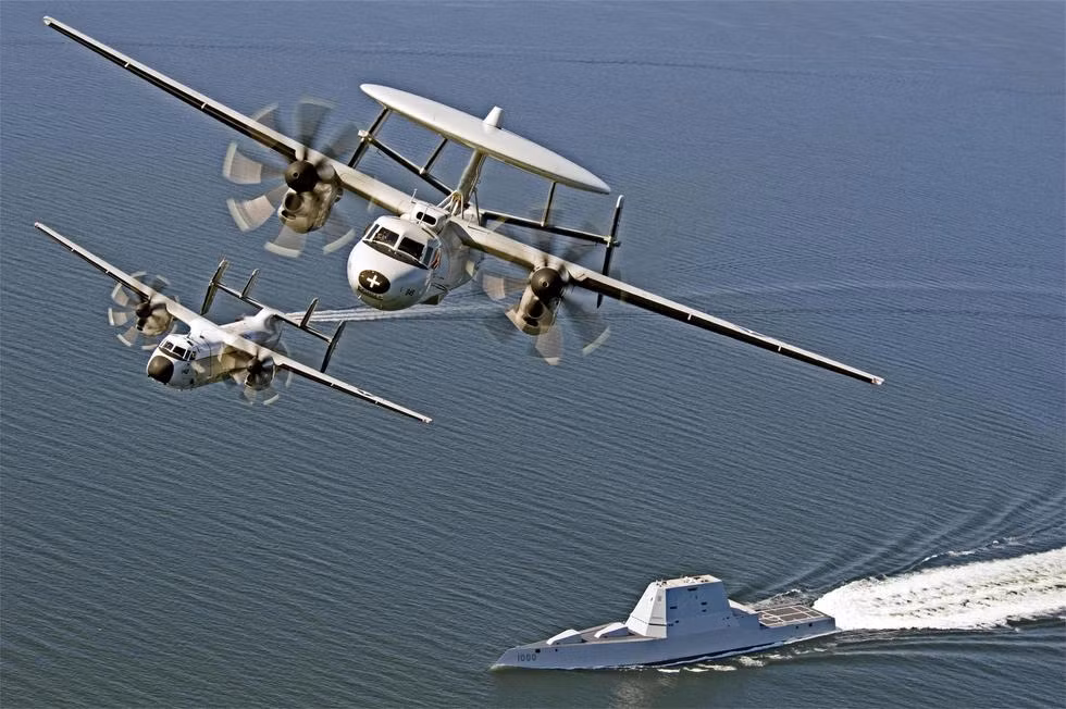 Biên đội máy bay cảnh báo sớm E-2D AWACS của Không quân Hải quân “song kiếm hợp bích” cùng DDG-1000. Nguồn ảnh: QQ