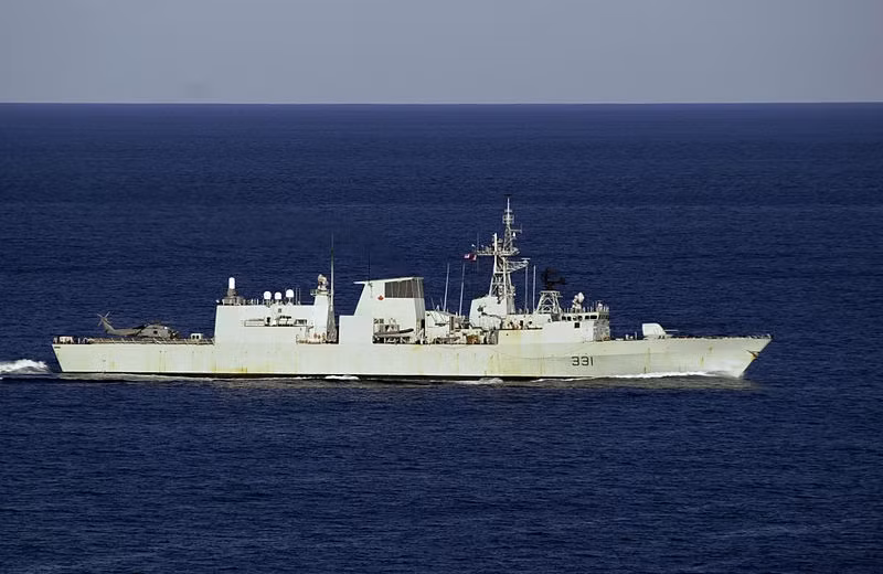 HMCS Vancourver là một trong các tàu chiến chủ lực của Hải quân Canada hiện nay, nó thuộc lớp tàu hộ vệ tàng hình Halifax được chế tạo số lượng lớn (12 chiếc) kể từ cuối những năm 1980. Nguồn ảnh: Wiki
