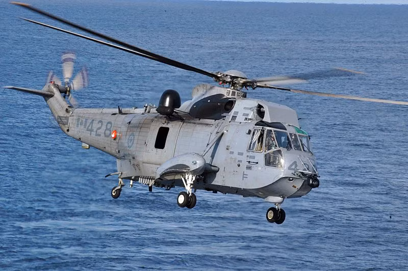 Đuôi tàu chở được một trực thăng chống ngầm CH-124 Sea King mang được sonar, phao thủy âm và hai ngư lôi Mk46. Nó có tầm hoạt động đến 1.000km. Nguồn ảnh: Wiki