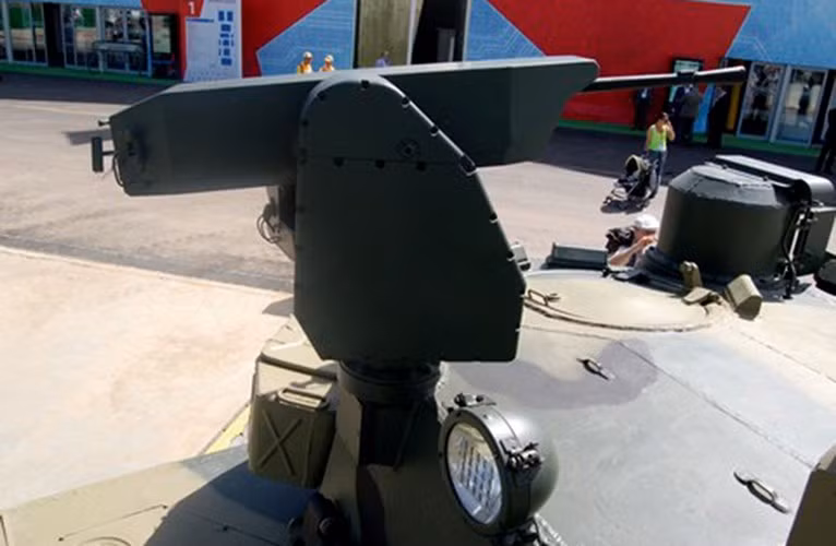 Một đại diện Công ty Concern Tractor Plants nói: “Hệ thống cảm biến mới cập nhật có tính năng cân đối tốc độ gió, tốc độ di chuyển của xe để tính toán giải pháp bắn tối ưu nhất. Chỉ huy xe có thể công kích mục tiêu trên cao hoặc trên không bằng súng máy hạng nặng điều khiển từ xa”. Nguồn ảnh: Wiki