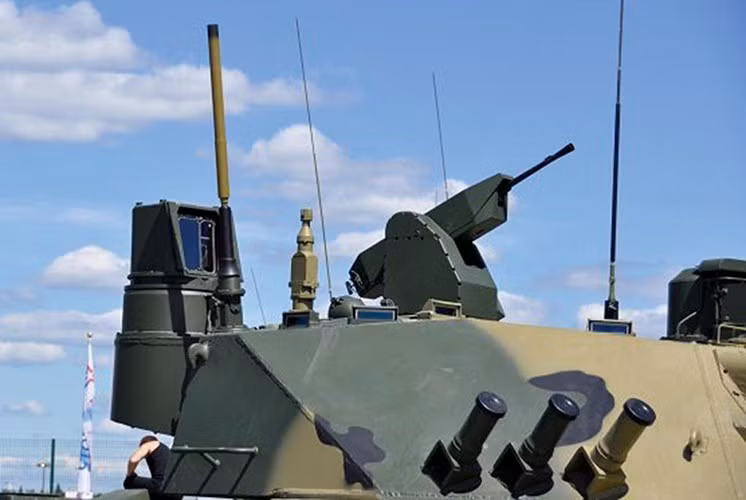 Hai bên hông tháp pháo được lắp cụm phóng lựu đạn khói 902V Tucha để đối phó với vũ khí chống tăng dẫn đường của đối phương. Nguồn ảnh: Wiki