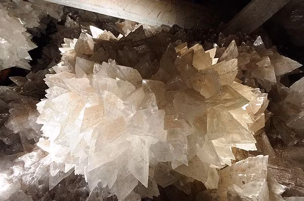 Sau khi hoạt động khai thác mỏ chấm dứt, nước ngầm lại đổ đầy hang và điều kiện môi trường trở về trạng thái nguyên thủy, cho phép các khối pha lê tiếp tục lớn lên. Ảnh: SoBitterSweet.