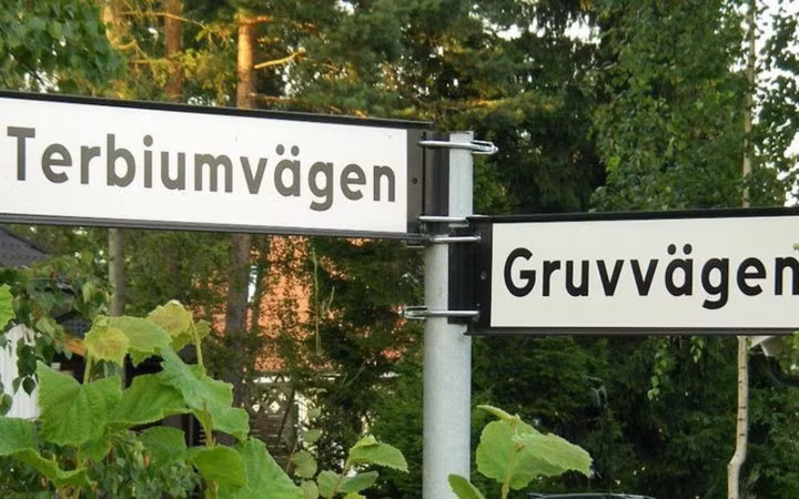 Nhà hóa học Carl Axel Arrenhus đã đặt tên mẫu quặng này là Ytterbite và nhờ nhiều nhà hóa học khác phân tích, với hi vọng khám phá được loại vật liệu mới.