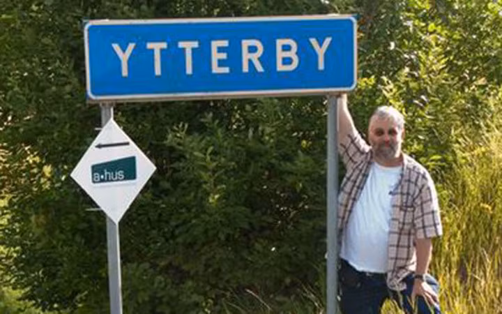 Ohan Gadolin - nhà hóa học người Phần Lan tại ĐH Åbo - đã xác định được nguyên tố quý hiếm đầu tiên từ mẫu đá của Arrhenius năm 1789. Nguyên tố này được gọi là Yttrium (Y)