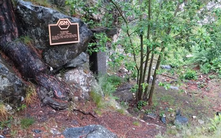 Năm 1843, Carl Gustav Mosander phát hiện thấy Ytterbite thực chất là một hỗn hợp của 3 oxit kim loại. Trong đó, hai nguyên tố mới đã được chiết ra là Terbium (Tb) và Erbium (Er)