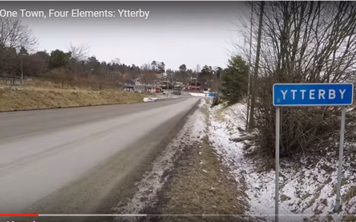 Một số những con đường trong ngôi làng cũng được theo tên của các nguyên tố tìm thấy ở đây