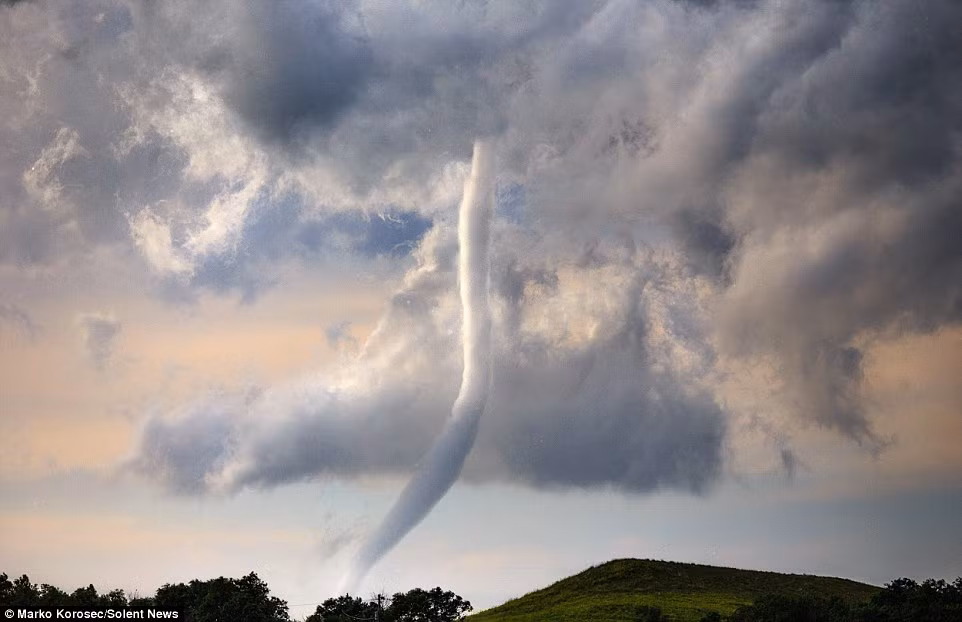 Marko cho biết anh đã từng tiến sát đến tâm bão, chỉ đứng cách 500m hoặc quan sát sét đánh ở cự ly 1-2km, tùy theo độ nguy hiểm để chụp ảnh suốt vài giờ.