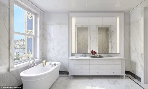 Phòng tắm trang nhã với màu trắng thanh lịch. Từ bồn tắm có thể ngắm cảnh toàn thành phố.