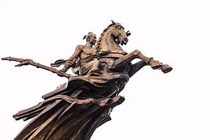 Hình ảnh những dũng tướng trên lưng ngựa phi nước đại ra sa trường là biểu tượng của sức mạnh, sự thần tốc và lòng kiêu hãnh. Từ cổ chí kim, nhiều võ tướng, danh tướng luôn được tái hiện rất dũng mãnh trong hình ảnh cưỡi ngựa xông pha trận mạc. Ở chiến trường, người ta coi trọng vai trò của ngựa sánh ngang với con người, ngựa được coi là chiến mã và bảo mã là sinh mệnh của võ tướng. Ảnh: Tượng đài Phù Đổng Thiên Vương của Việt Nam đang cưỡi ngựa sắt