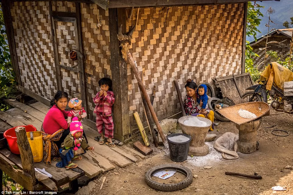 Các cô gái của các bộ tộc trên ngày nay không còn thực hiện truyền thống xăm hình như trên nữa.