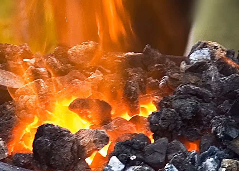 Những phụ nữ không chung thủy sẽ phải chứng minh bản thân vô tội bằng cách đi bộ 9 bước khi đang cầm trên tay thanh sắt nóng hoặc đi trên than nóng.