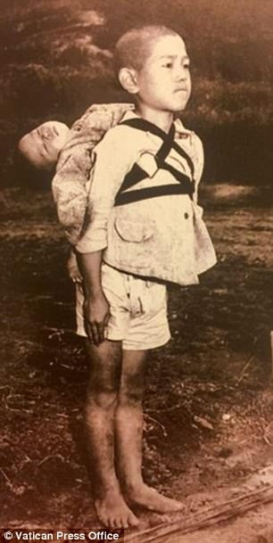 Bức ảnh lịch sử người anh mím chặt môi khi đưa xác em tới nơi hỏa táng của nhiếp ảnh gia O'Donnell.