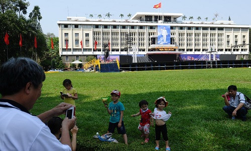 Các du khách vui chơi bên ngoài Dinh Độc lập. Ảnh: AFP.