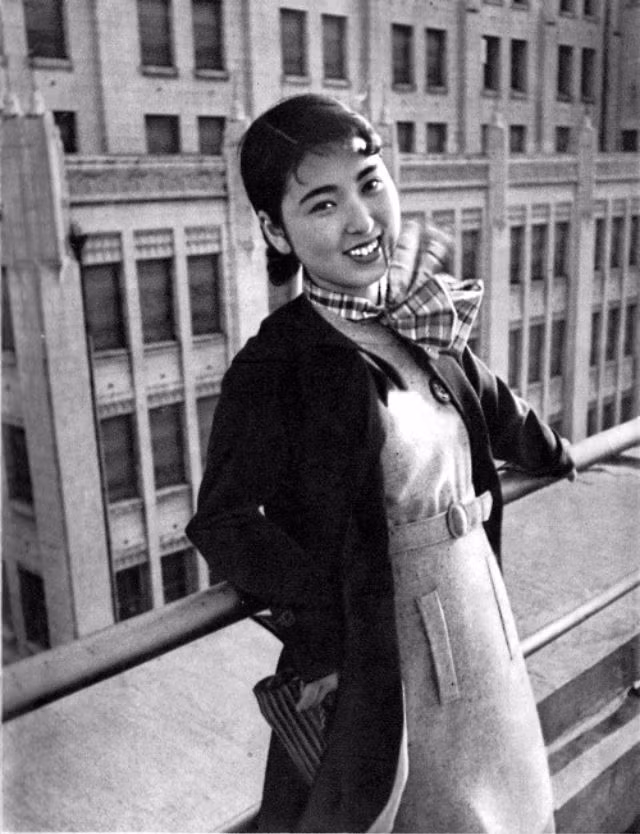 Cô gái Nhật Bản hút ánh nhìn người đối diện với nụ cười rạng cười.